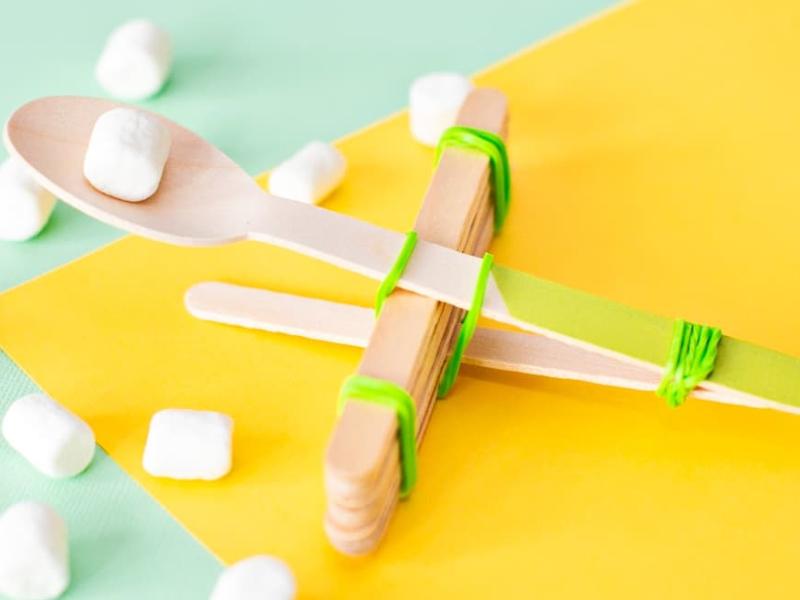 Battle with a marshmallow catapult - Outschool - 10 mind-blowing science experiments to try with your kids